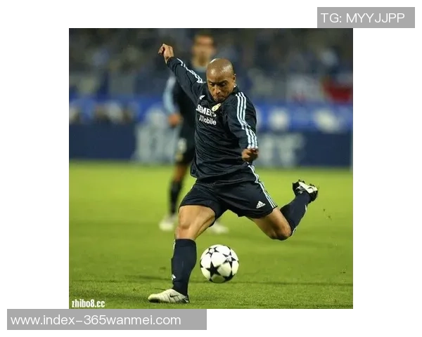 罗伯特卡洛斯的传奇足迹与天下足球的辉煌历程探秘